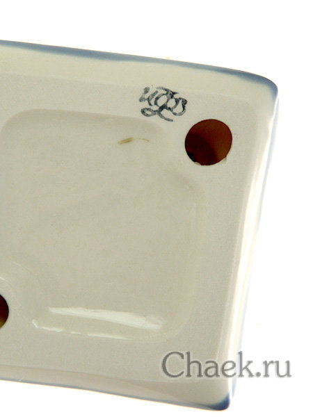 Левретка на подушке Лилли, Императорский фарфор