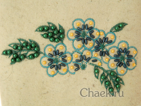 Женские валенки белые с вышивкой и отделкой артикул 220ВО-12