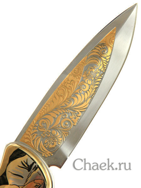 Нож складной с кнопкой гравюра Златоуст "Волки, деревня" в футляре